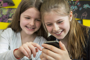 Zwei Mädchen am Smartphone; Bild: FOX/Völkner