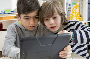 Zwei Jungen vor einem Tablet; Bild: FOX/Völkner