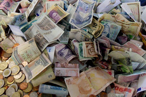 Viele Geldscheine und Münzen; Bild: Find-das-Bild.de / Michael Schnell