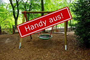 "Handy aus" auf dem Spielplatz; Bild Spielplatz: Find-das-Bild.de / Michael Schnell