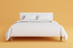 Ein Bett mit weißem Bezug und Kissen drüber; Bild: Zulian Firmansyah auf Unsplash