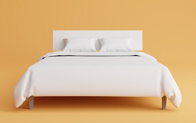 Ein Bett mit weißem Bezug und Kissen drüber; Bild: Zulian Firmansyah auf Unsplash