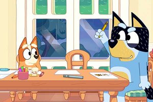 Welpe Bingo und Papa Bandit sitzen am Essttisch im Spiel "Bluey's Quest for the Gold Pen"; Bild: PM Studios Welpe Bingo und Papa Bandit sitzen am Essttisch.