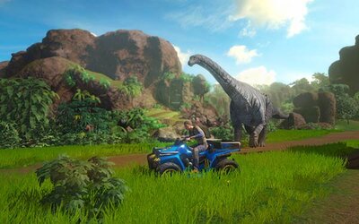 Figur fährt mit Quad an Langhalsdinosaurier vorbei.