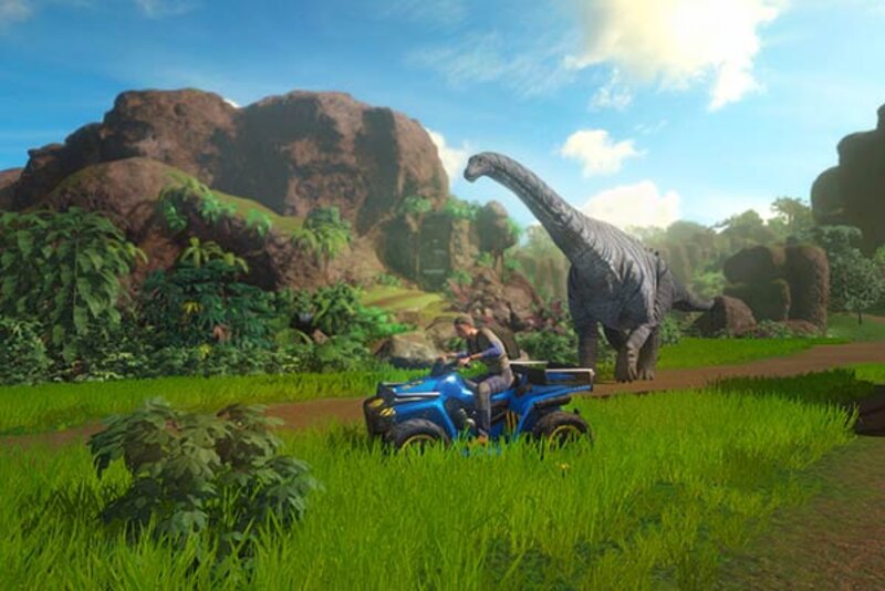 Figur fährt mit Quad an Langhalsdinosaurier vorbei.