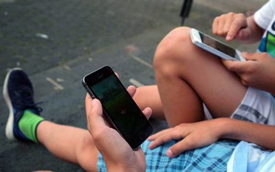 Kinder am Smartphone; Bild: Internet-ABC
