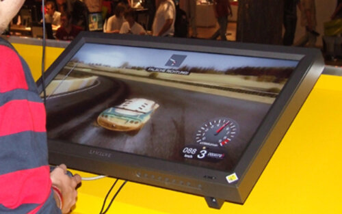 Kind spielt ein Rennspiel am Bildschirm; Bild: Internet-ABC