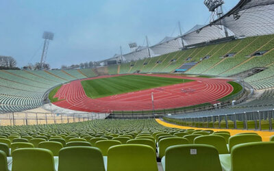 Ein Sportstadion mit grünen Sitzen; Bernd 📷 Dittrich auf Unsplash