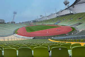 Ein Sportstadion mit grünen Sitzen; Bernd 📷 Dittrich auf Unsplash