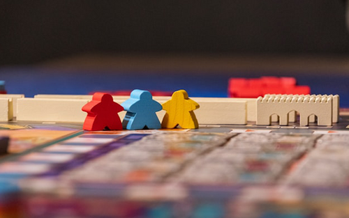 Gelbe, rote und blaue Steine; Bild: Christopher Paul High auf Unsplash