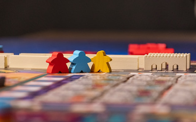 Gelbe, rote und blaue Steine; Bild: Christopher Paul High auf Unsplash