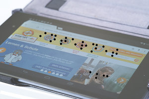 Tablet mit Blindenschrift: Internet-ABC; Bild: Internet-ABC