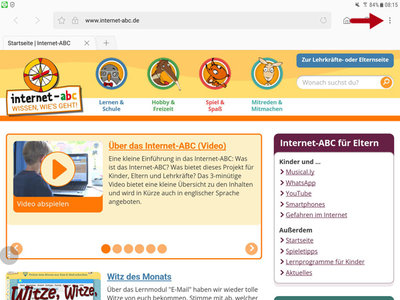 Rufe im Browser deines Geräts das Internet-ABC auf: www.internet-abc.de. Tippe oben rechts im Browser auf die drei kleinen Punkte für das Menü.