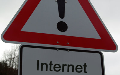 Schild: Achtung, Internet! Bild: Find-das-Bild.de / Michael Schnell