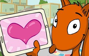 Flizzy hält sein Tablet in der Hand, das Display zeigt ein Herz