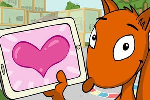 Flizzy hält sein Tablet in der Hand, das Display zeigt ein Herz