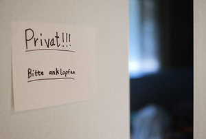 Zettel an Tür: "Privat! Bitte anklopfen!"; Bild: Internet-ABC