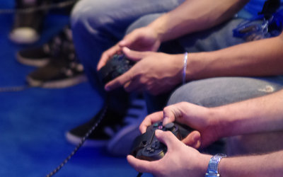 Jugendliche am Game-Controller; Bild: Internet-ABC