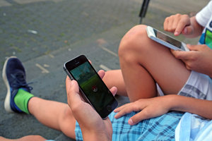 Zwei Jugendliche mit ihren Smartphones; Bild: Find-das-Bild.de