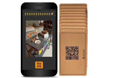 Smartphone mit Karten und QR-Code zum Spiel "Schnitzeljägerei; Bild: valocity GmbH Smartphone mit Karten und QR-Code zum Spiel "Schnitzeljägerei; Bild: valocity GmbH