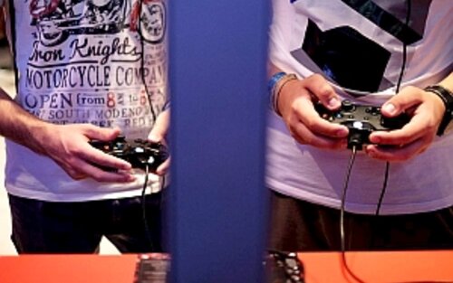 Gegeneinander spielen beim Computerspiel; Bild: Find-das-Bild.de / Michael Schnell