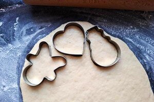 Figuren werden aus dem Teig ausgestochen; Bild: Internet-ABC