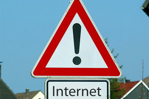 Verkehrschild: Achtung! Internet; Bild: Find-das-Bild.de / Michael Schnell