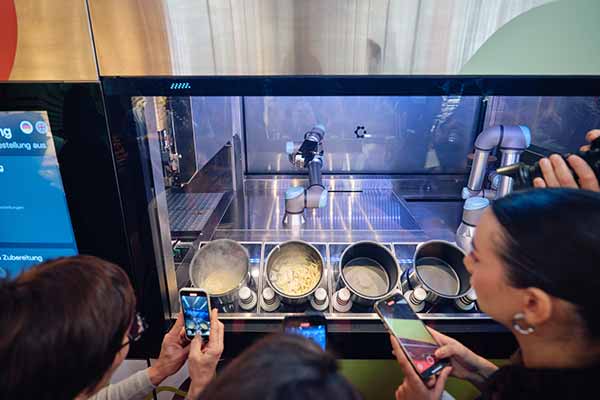Der Kochroboter CA-1 arbeitet mit Armen und Töpfen; Bild: Circus Group