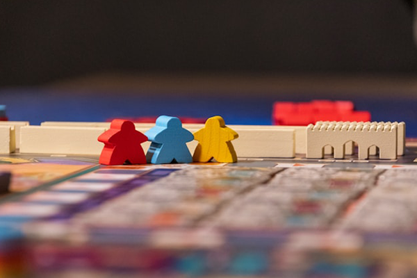 Gelbe, rote und blaue Steine; Bild: Christopher Paul High auf Unsplash