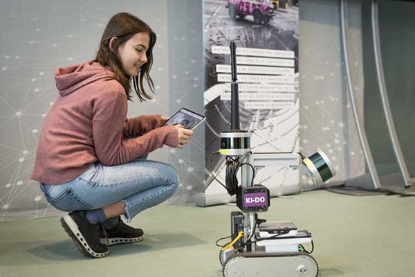 Mädchen mit Roboter am Girls' Day - Mädchen Zukunftstag
