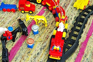 Spielzeug-Eisenbahn; Bild: Find-das-Bild.de / Michael Schnell