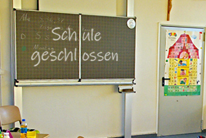 Tafel im Klassenzimmer, Aufschrift: "Schule geschlossen"; Bild: Internet-ABC