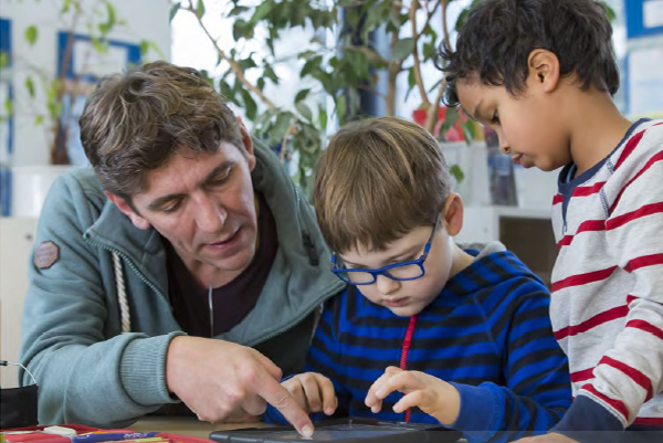 Guido Hammesfahr und Schulkinder; Bild: FOX/Völkner